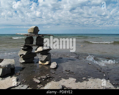 Inukshuk native Rock Symbol in Kanada Neuschottland an Peggy's Cove am Ufer des Meeres Stockfoto