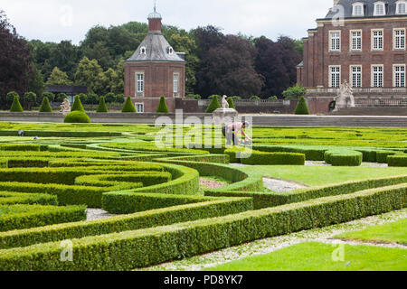 Gärtner schneiden die niedrige Buchsbaum Hecken am Wasserschloss Schloss Nordkirchen, Deutschland Stockfoto