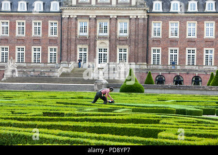 Gärtner schneiden die niedrige Buchsbaum Hecken am Wasserschloss Schloss Nordkirchen, Deutschland Stockfoto