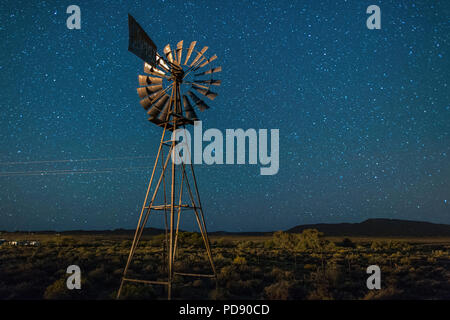 Mühle und Sterne in die Karoo Region von Südafrika. Stockfoto