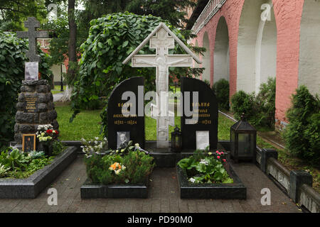 Gräber des russischen Militärführers Wladimir Kappel, des russischen Philosophen Iwan Iljin und seiner Frau Natalia Iljina (von links nach rechts) auf dem Friedhof des Donskoj-Klosters in Moskau, Russland. Die Überreste der führenden Persönlichkeiten der Weißen Bewegung während des russischen Bürgerkrieges und der russischen weißen Emigranten wurden 2005 und 2006 aus China und der Schweiz nach Moskau verlegt. Stockfoto