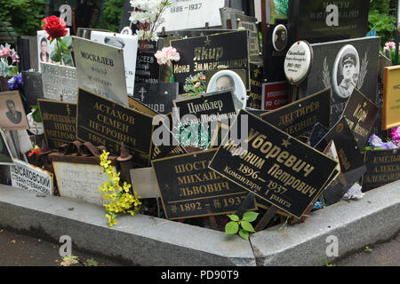 Gemeinsames Grab von unclaimed Asche Nummer eins, wo die Leute von der NKWD heimlich von 1930 bis 1942 begraben wurden, am Donskoye Friedhof in Moskau, Russland. Es wird geglaubt, daß das Massengrab enthält die Überreste von 4259 Opfer von Stalins Regime. Die Plaketten mit den Namen wurden von den Angehörigen seit den 80er Jahren installiert. Die Plaketten für die Rote Armee Kommandanten Ieronim Uborevich und Iona Yakir ausgeführt 1937 im Bild unter anderen gesehen werden. Stockfoto