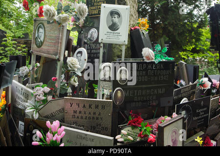 Gemeinsames Grab von unclaimed Asche Nummer eins, wo die Leute von der NKWD heimlich von 1930 bis 1942 begraben wurden, am Donskoye Friedhof in Moskau, Russland. Es wird geglaubt, daß das Massengrab enthält die Überreste von 4259 Opfer von Stalins Regime. Tafeln mit den Namen von Verwandten seit den 80er Jahren installiert. Stockfoto