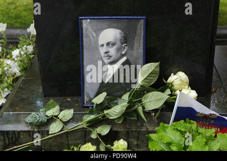 Grab des russischen Philosophen Ivan Ilyin auf dem Friedhof der Donskoi Kloster in Moskau, Russland. Die Überreste der führenden Persönlichkeiten der Russischen weißen Emigranten waren aus der Schweiz in Moskau im Oktober 2005 übertragen. Stockfoto