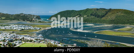 Panoramablick auf die Lagune von Knysna an der Garden Route in der Western Cape Provinz, in Südafrika. Stockfoto