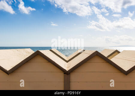 Follonica Strand und Baden Hütten vor Tyrrhenischen Meer, Italien Stockfoto