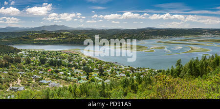 Panoramablick auf die Lagune von Knysna an der Garden Route in der Western Cape Provinz, in Südafrika. Stockfoto