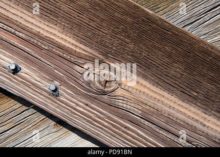 Hintergrund Textur der gekreuzten Holzbretter mit verwitterten Korn Stockfoto