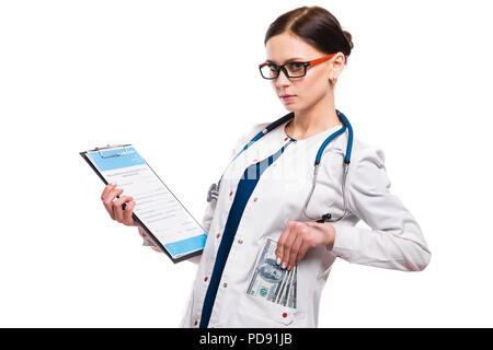 Junge schöne Frau Doktor holding Zwischenablage und Geld in Ihre Hände auf weißem Hintergrund die Annahme von bestechungsgeld Konzept Stockfoto