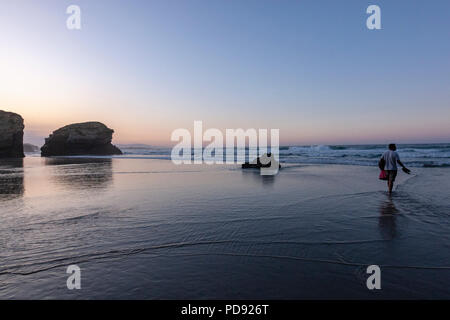 Touristische posieren für ein Foto in Playa de las Catedrales, Strand der Kathedralen, in Ribadeo. Galicien Stockfoto