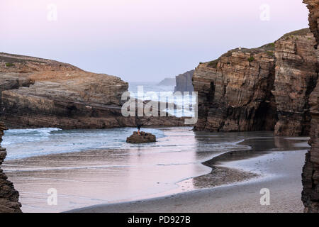 Touristische posieren für ein Foto in Playa de las Catedrales, Strand der Kathedralen, in Ribadeo. Galicien Stockfoto