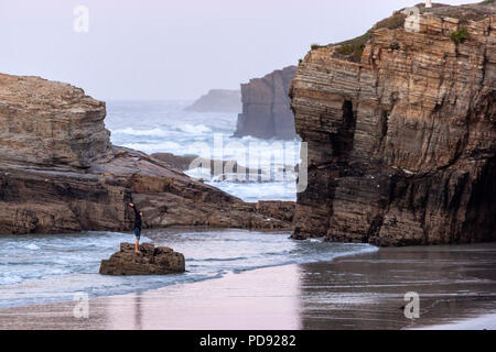 Touristische posieren für ein Foto in Playa de las Catedrales, Strand der Kathedralen, in Ribadeo. Galicien Stockfoto