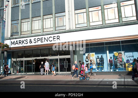 Southend-on-Sea, Essex. High Street. Fußgänger vor der Marken und Spencers Stockfoto