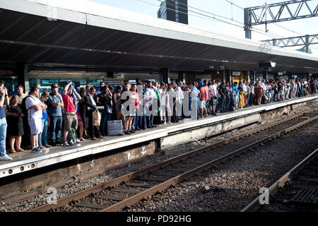 Der Bahnhof Stratford, London. Rush Hour an einem heißen Abend. Pendler warten auf einen verspäteten Zug zu gelangen Stockfoto