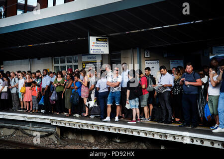 Der Bahnhof Stratford, London. Rush Hour an einem heißen Abend. Pendler warten auf einen verspäteten Zug zu gelangen Stockfoto