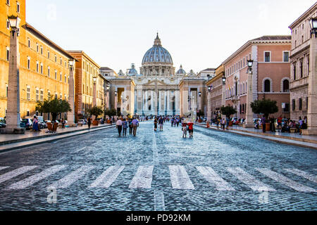 Petersdom in der Vatikanstadt, Italien gesehen von der Via Della Concilliazione an einem Sommerabend Stockfoto