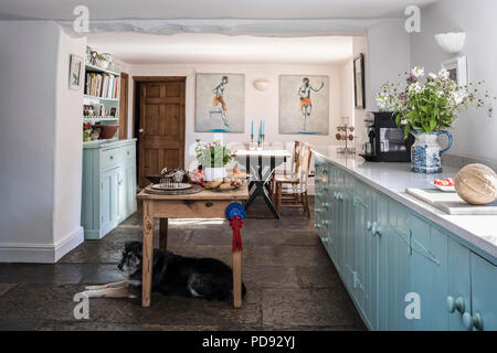 Zeitgenössisches Gefühl Land Küche mit silestone Oberflächen und Steinplatte Bodenbeläge Stockfoto