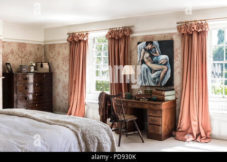 Toile de Jouy Tapeten im Schlafzimmer mit schweren Bettwäsche Gardinen Stockfoto