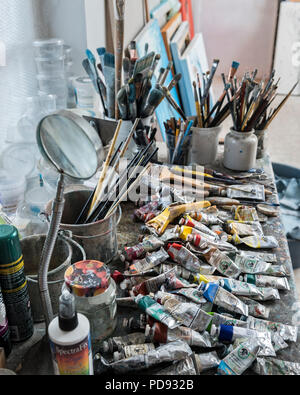 Pinsel und Ölfarben im Studio des Künstlers Stockfoto