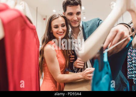 Paar Begierde für neue Kleidung in Mode Shopping Spree Stockfoto