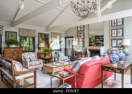 Wohnzimmer mit originalen Möbeln aus den 50er Jahren, alte schwarz-weiß