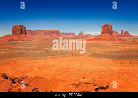 Trockene Wüstenlandschaft im Monument Valley, Utah Stockfoto