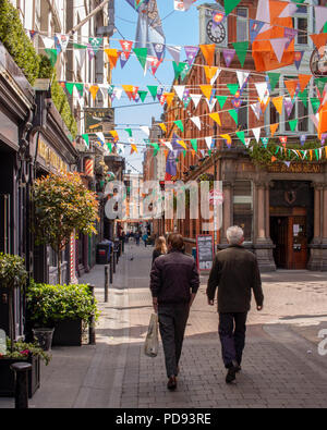 Menschen zu Fuß auf Dame Street, Dublin an einem Sommertag. Stockfoto