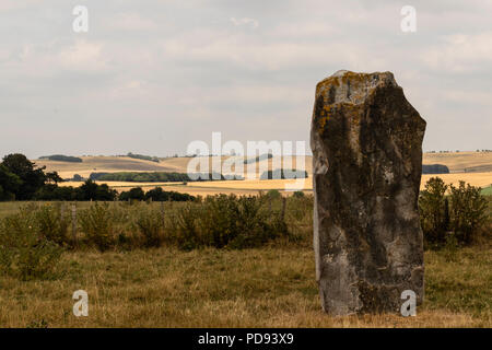 Stehend in Avebury Stein Stockfoto