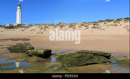 Trafalgar Leuchtturm, zwischen den Stränden von El Palmar und Los Caños de Meca, in der Provinz Cadiz, Andalusien, Südspanien Stockfoto