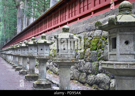 Steinlaternen in Tokio, Japan. Stockfoto