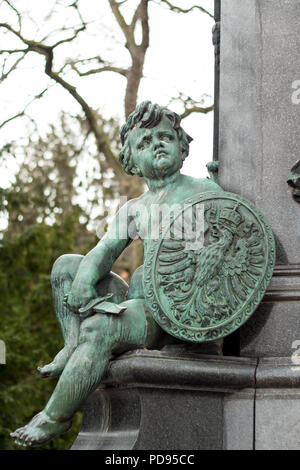 Grün Kupfer Engel Statue mit einem Schild in Augsburg Deutschland Europa religiöse christliche Symbol für Frieden und Liebe und Weisheit und Schutz Stockfoto