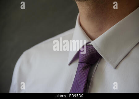 In der Nähe binden und Kragen. Business Mann in einem weißen Hemd. Eleganz Konzept Stockfoto