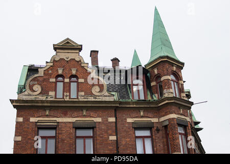 Isolierte alten rustikalen europäischen brick wall Gebäude in Augsburg Deutschland Hexe Haus mit schönen Verzierungen Stockfoto