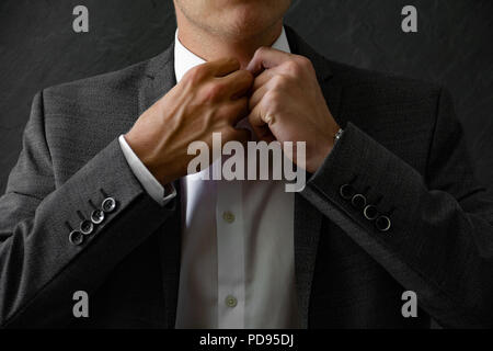 Personen, Business und Fashion Concept. Vorderansicht suit up Szene. Junger Mann im eleganten Anzug Stockfoto