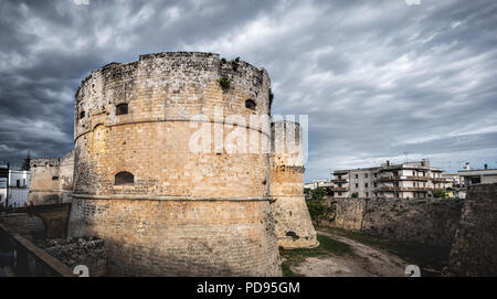 Burg Turm dramatische Himmel - Otranto - Apulien - Italien Stockfoto