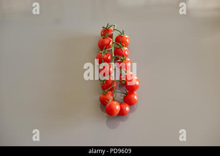 Rote Tomaten in zwei Reihen Stockfoto