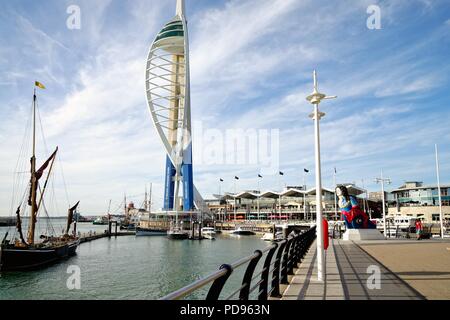 Gunwharf Quays Einzelhandelsgeschäft auf der Uferpromenade am Hafen Portsmouth Hampshire England Großbritannien Stockfoto