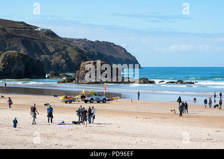 Perranporth Strand mit droskyn Point und cligger Kopf im Hintergrund, perranporth, Cornwall, England, Großbritannien, Großbritannien. Stockfoto