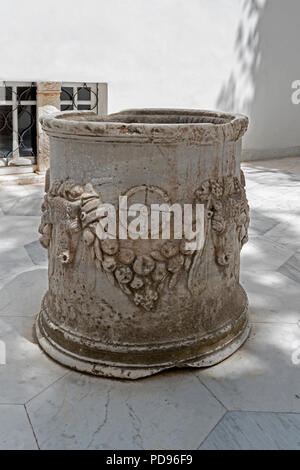 Antike römische Wasser contanier, im Innenhof der Villa San Michele, Anacapri, Capri, Kampanien, Italien Stockfoto