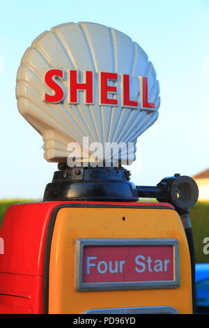 Akribisch alte Shell Tankstelle mit original Pumpen um 1928 gebaut im hübschen Dorf Colyford in East Devon wiederhergestellt Stockfoto