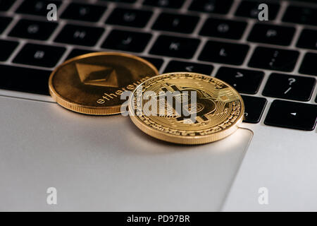 Digitale Währung in das Informationszeitalter: Glänzende bitcoin Münzen auf einem Laptop Stockfoto