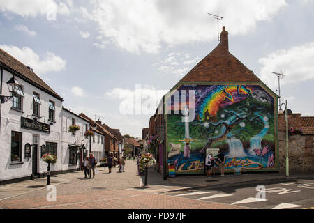 Hawthorns Hotel und Wandgemälde an der Seite eines Gebäudes in Northload Street, Glastonbury, Somerset, England, Großbritannien Stockfoto