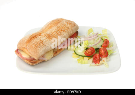 Toast Käse, Schinken und Tomaten- ciabatta Roll auf einem Teller mit Salat gegen Weiße isoliert Stockfoto