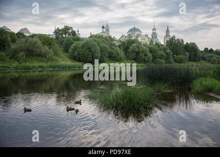 Ein Blick auf das alte Kloster der heiligen Boris und Gleb am Ufer des Flusses Tverts im Torschok, Russland Stockfoto