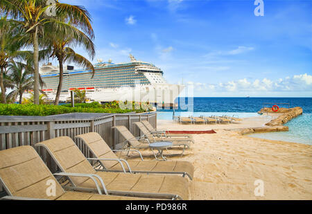 Blick vom Pool im Tropical Resort auf Kreuzfahrt Schiff angedockt am Port Stockfoto