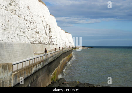 Radfahrer und Fußgänger geniessen der Spencer Court Spaziergang zwischen Brighton Marina und Rottingdean - East Sussex, Großbritannien Stockfoto