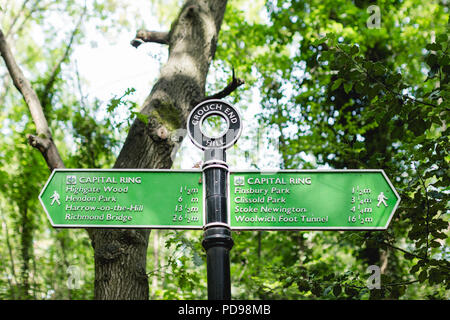 Ein grüner Wegweiser in Crouch End Hügel auf den Park zu Fuß, Teil des Kapitals Ring gehen/Fußgänger- und Radweg, nördlich von London Stockfoto