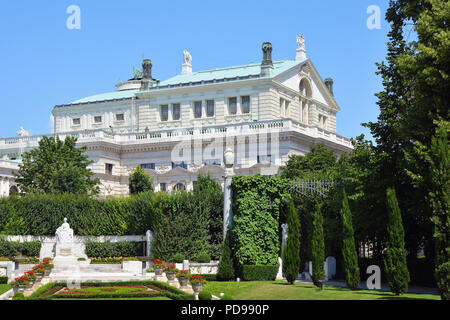 Blick aus dem Park Volksgarten am Burgtheater in Wien - Österreich. Stockfoto