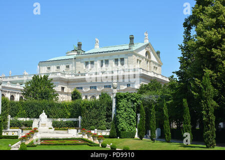 Blick aus dem Park Volksgarten am Burgtheater in Wien - Österreich. Stockfoto