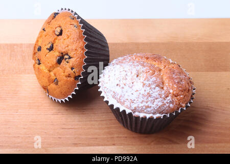Hausgemachten Blueberry Muffins mit Puderzucker und frischen Beeren. Stockfoto